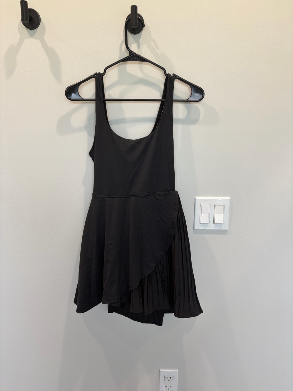 HALARA Black Sleeveless Asymmetrical Pleated Mini Dress